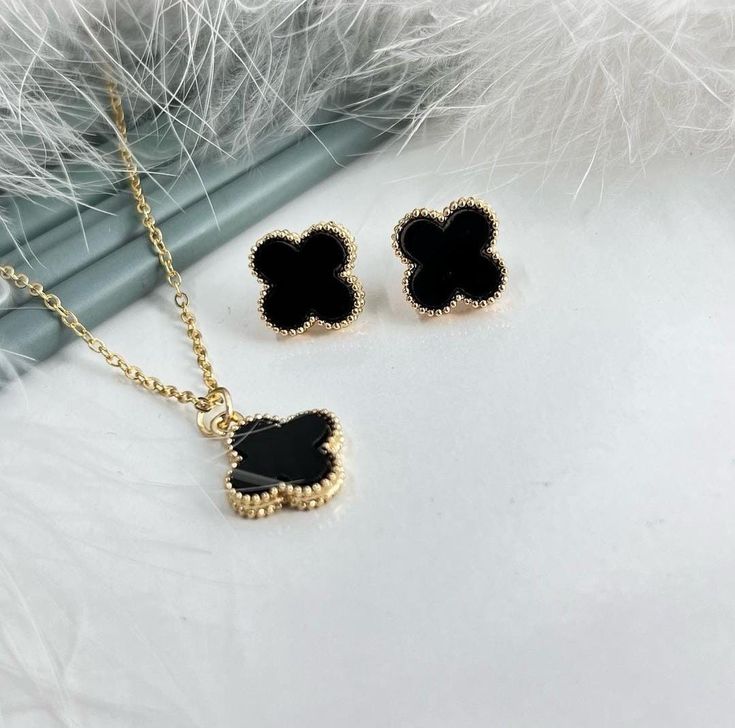 Four Clove Leaf Pendant with Earring Set