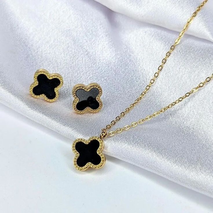 Four Clove Leaf Pendant with Earring Set